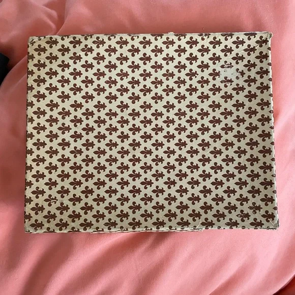 Shoppers Around The World “Candlelight Silver” w original box and paper. - Picture 2 of 12